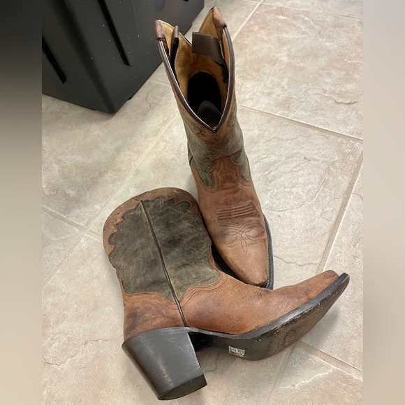 Gorgeous J.B. Dillon distressed leather cowgirl booties! - Picture 4 of 17